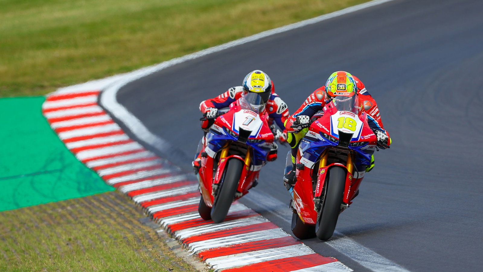Andrew Irwin leads Tommy Bridewell, 2024 Brands Hatch BSB. Credit: Honda Racing UK.